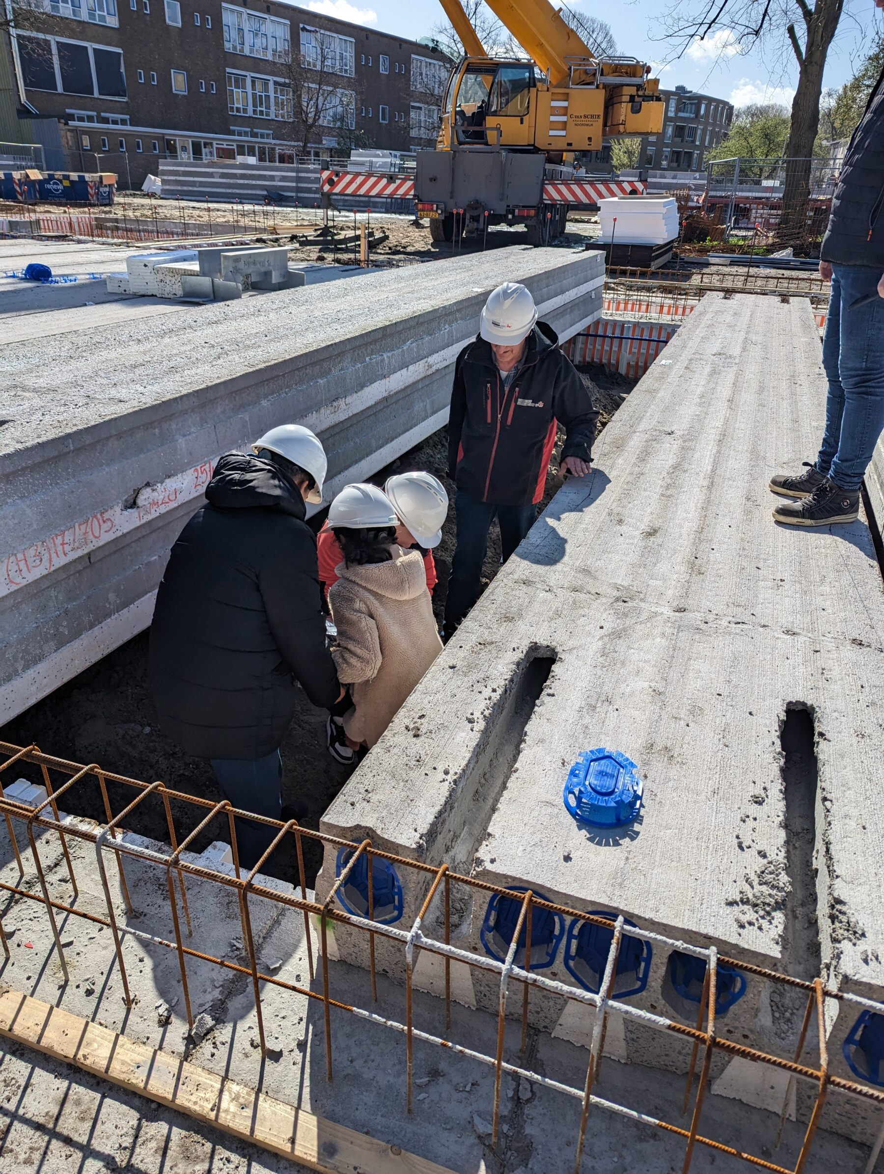 Daarna werd de tijdcapsule in het fundament van de vloer van de nieuwe school gelegd, waarna het beton kon worden gestort.